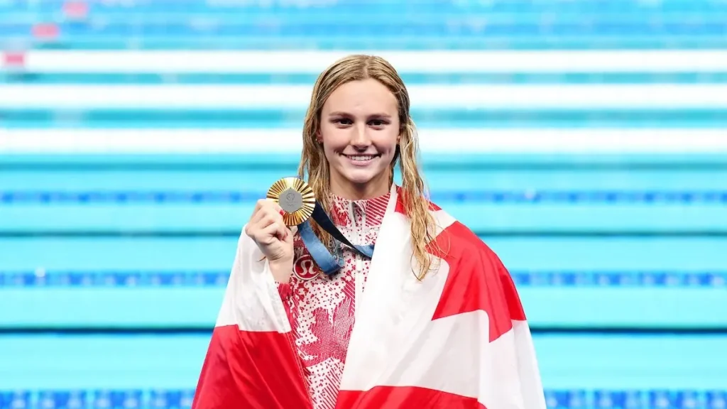Summer McIntosh with her gold medal at the 2024 Summer Olympic Games in Paris.